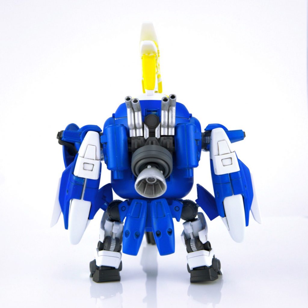 ## バックエレガント特に何もしていませんが、両脇のバックパックバーニアとセンターバーニアで鬼のような出力が想像できます。スカート周りは円状のモビルハロの形に合わせて削りこんだトールギスパーツをネオジム磁石で固定しています。