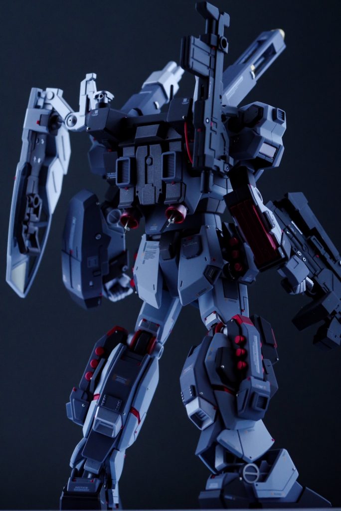 バックから見てもスキのないようにジャンクパーツなどでディテール追加