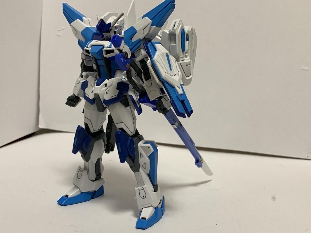 【ヘヴンズブルーウイング 素立ち】
ヘヴンズストライカーWとドッキングした姿。
無重力下での戦闘に特化している。
重力下だと飛行は出来ないが、ホバー移動が可能となっている。
装備についてはスカイモードと同様。