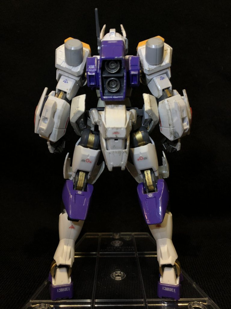 背面。肩の円柱にはエネルギーが貯蓄されています。