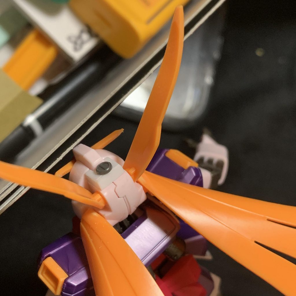 パチパチ切っては繋ぎ、穴の見える部分はプラ板でパーツ作成し塞ぎました。