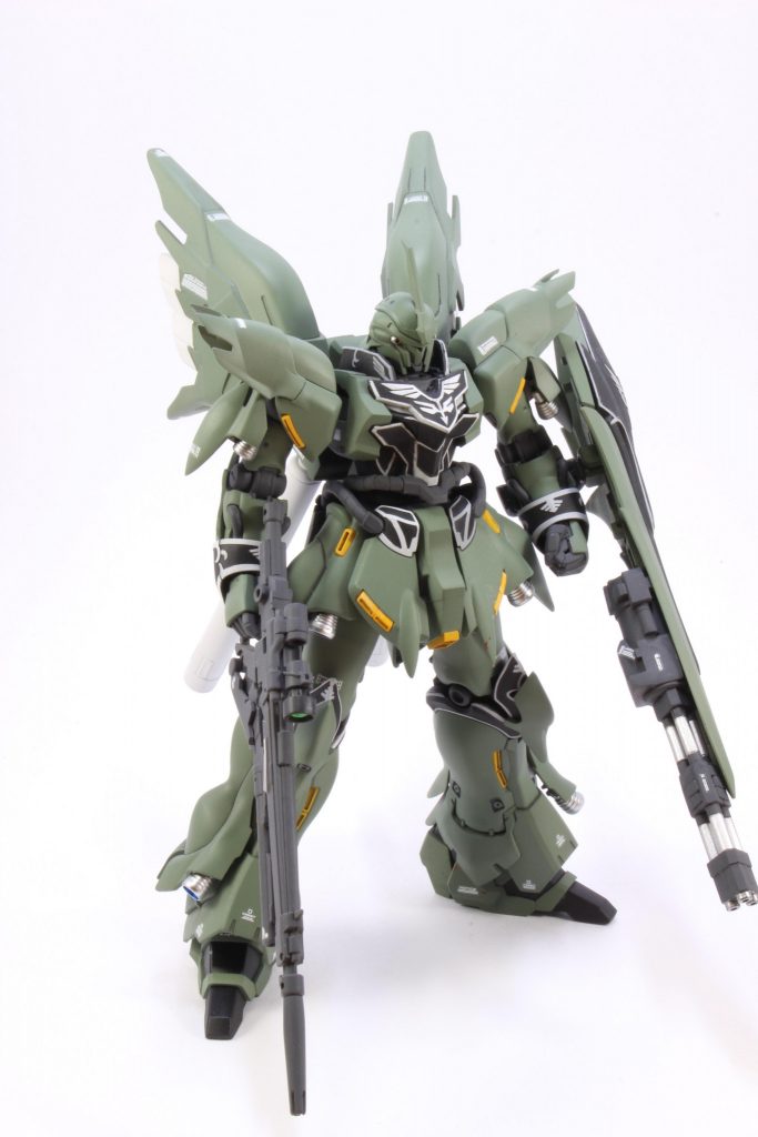 ザクカラーでザクといえばジオン!
で、ジオンのモビルスーツって実弾似合うよなあ…ということで、何かの特典で無料で貰ったガトリングを付けました。
見た目がかなりちゃちかったのでマスキングして塗り分けてとりあえず見れるように笑