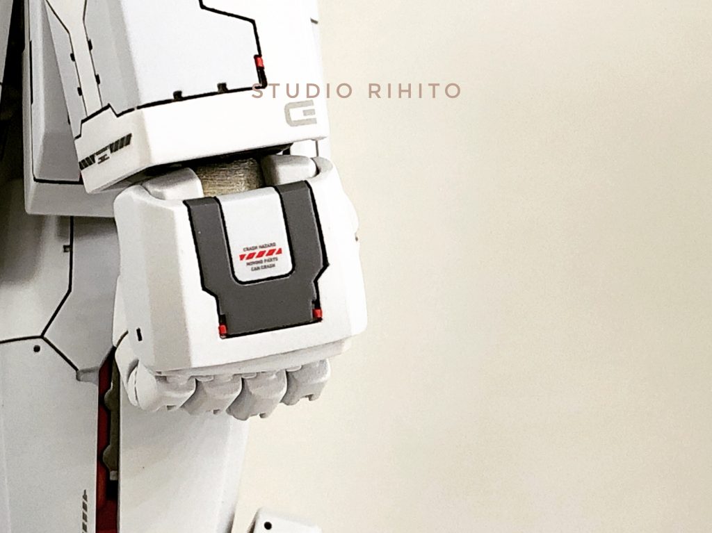 手の甲にも極小のレッドチップディテールを埋め込んでいます。