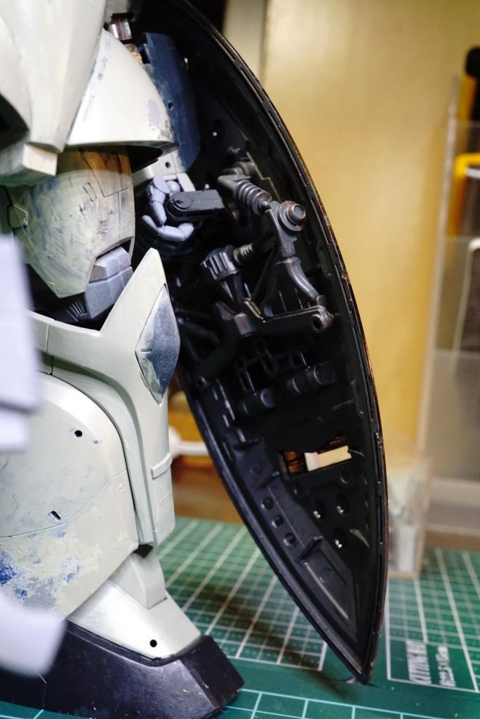 シールド裏はスケールモデルのジャンクを使ってメカメカしくアレンジしました。