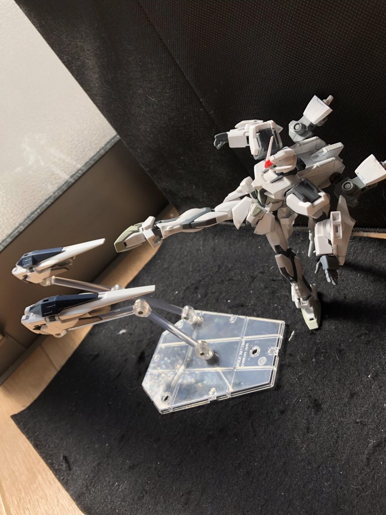 腕と脚の接続部分にセンサが内蔵されている(設定)なので、遠距離キックも可能です。サッカーボールのように、回転蹴りに合わせてファンネルが飛んでいくイメージ。