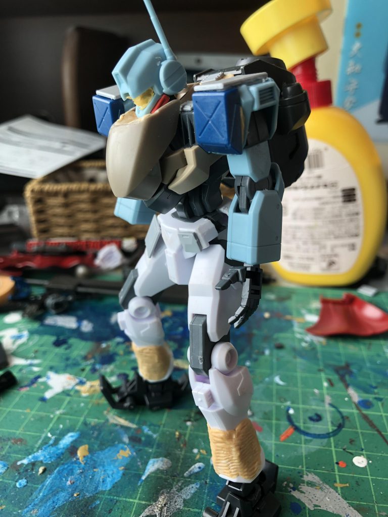 製作途中
当時ジムスナを使う予定だったけどグリモアのほうが怖かっこよかったので変更
首はガードフレームの首を移植
頭部はグリモアの顎をカット整形し目をパテで埋め塗装しました