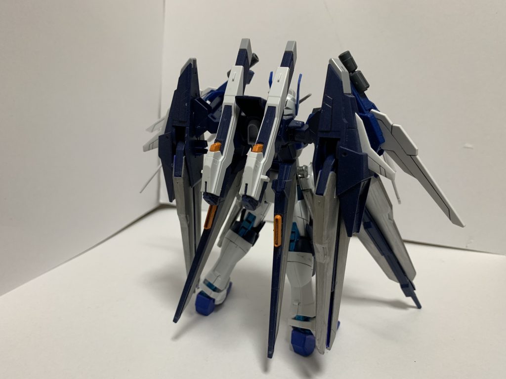 【グラディオストライカー】
二基のビームキャノンとドラグーンを6機搭載している。
宇宙空間での戦闘を想定されているものだが、重力下でも辛うじて飛行が可能。