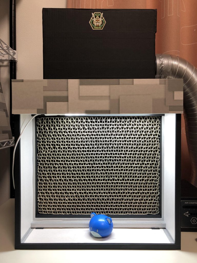 形としてはこんな感じ。ニャロ(何)ブースに近い吸い上げ式です。全体としてほぼ各寸10センチずつ小さいので、作業スペースはそこまで広くありません。三菱の100Φのシロッコファンを使っています。