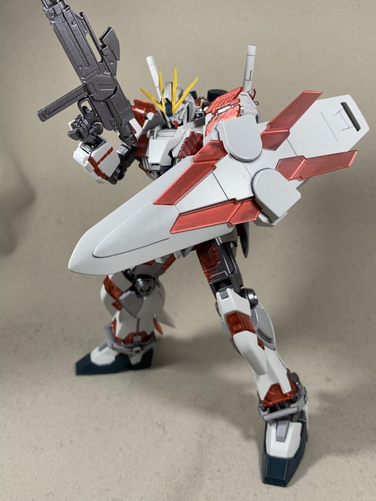 オーソドックスな装備でブンドドしやすい点もイイですよ。
シールドの取り付けは左腕挟み込みなので塗装派の方で多少の傷が気になる方は
ずっと付けたままにするかやめるか、割り切っていくのも手かと(劇中では早々に無かった様な？)