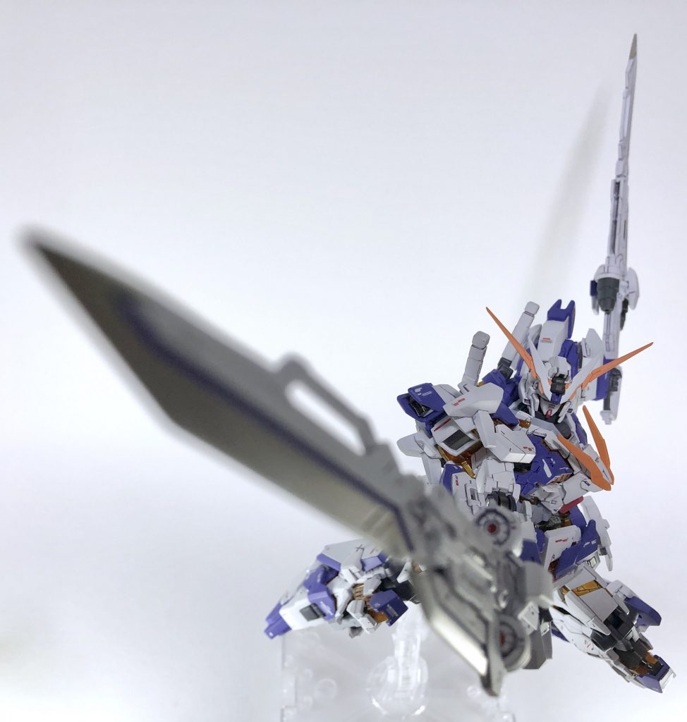 某模型誌の公式外伝連載時に提案したところ「…まぁいいでしょう」と寛大な判断をいただき登場したワタ…謎の男マスタージャパンさんのユニコーンガンダムの改造機のRG仕様です。ちなみに当初からこの「ユニコーンガンダム アルミラージュ」の名を冠していましたが、分かりやすさ優先で「ユニコーンガンダム極」になったという。個人的にも思い入れ深い機体ですので、RGでリトライできて本望、といったところです。