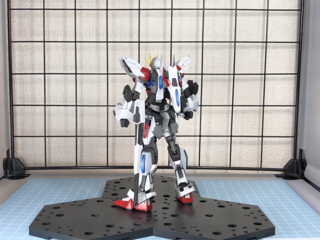 プロポーションを大きく変え、肩線を底辺とした高い二等辺三角形のシルエットになるように腹部や脚部を延長し、肩をプラ板で大型化を兼ねてディテUP、腹部を胸部より細身にすることで胴のメリハリを持たせました
また、飛行シーンが印象的な機体でありながらも翼を持たない等、特徴的な部分がシルエットに無いので、爪先を延長し形状を変えることで、スタンドを用いてポーズを取らせてもシルエットがシャープに見えるように改修しました
脚部は加えて膝周りを流線形から角を立たせた面構成に形状変更を行い、椀部はHGライトニングZに取替え、フロントスカートはビルダーズパーツハンドの付け根をBJとして袴や甲冑のように外広がりになるよう角度をつけて無骨な漢らしいシルエットにもなるように改修しました

ユニバースブースターは各ウイングを延長、特に背部に突き出る部分は正面から見てわかるように大きく延長しました
キャノンを自作し、各ディテール部分も新調、自作しております
胸部フィンに当たる部分は一度フィンを切り取りプラ板をシャープ化してメリハリを持たせました