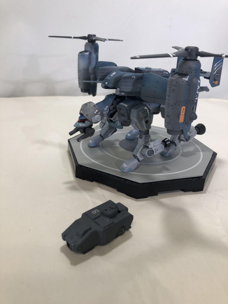 ホバー装甲車とツーショット。