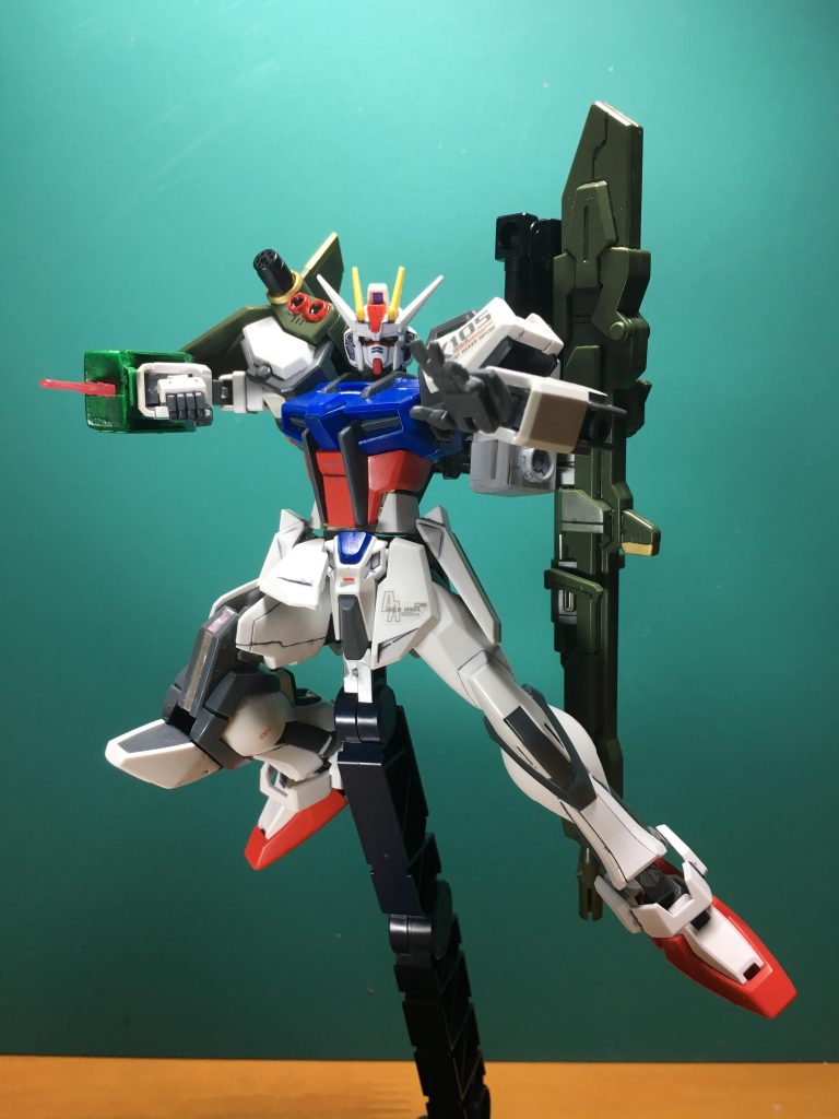 　既存のストライカーパックも設計が見直され、ランチャーストライカーにはビームナイフを発生させるガントレットを追加装備することになった。格闘戦に持ち込まれた際に、アーマーシュナイダーだけに頼り切ることに不安を感じる意見は初代機の時点で出ており、その不安を解消するために作られたとも言われる。