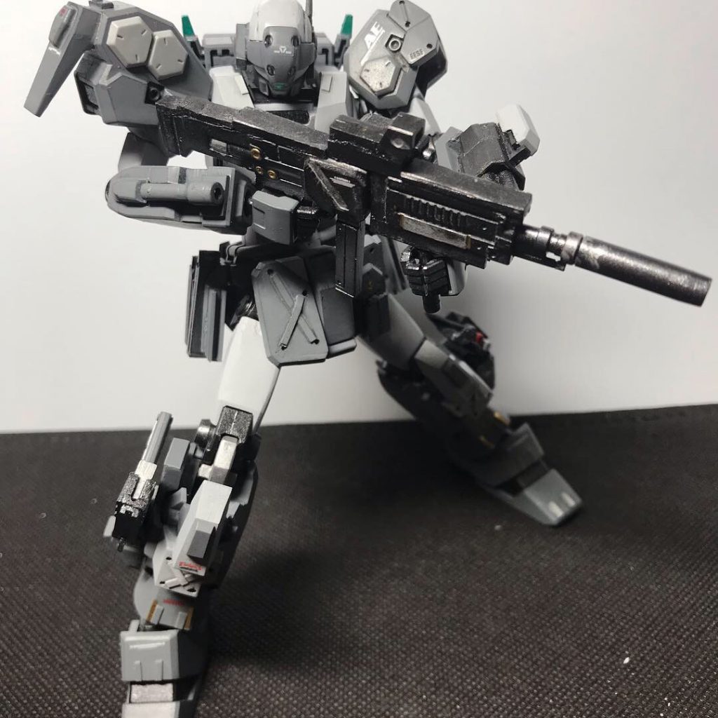 マシンガンで!!これはジェスタのライフルを改造した物ですが実弾という設定です!サプレッサーで音を消して早い弾速で位置バレせず戦えます!ビームだと1発でわかっちゃうかも...位置が...