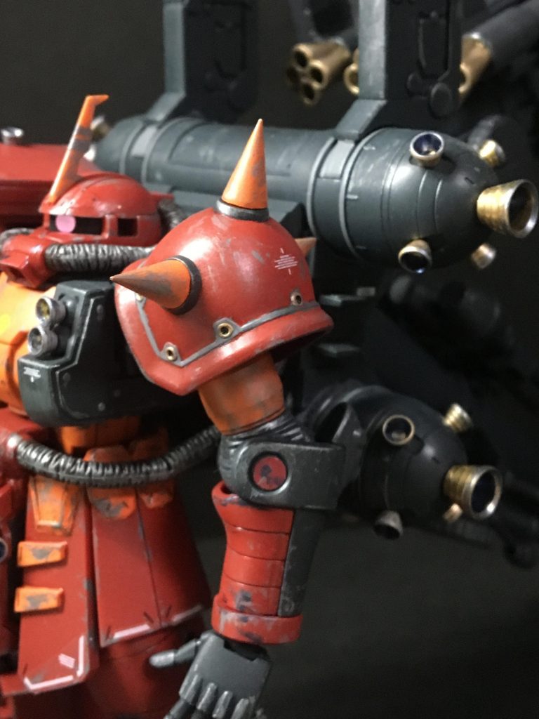 左腕。
スパイクアーマーのスパイク部分は成型色の金からオレンジに変更。
腰のアーマー部分のオレンジも筆塗りにて塗り分け作業しました(´ω｀)