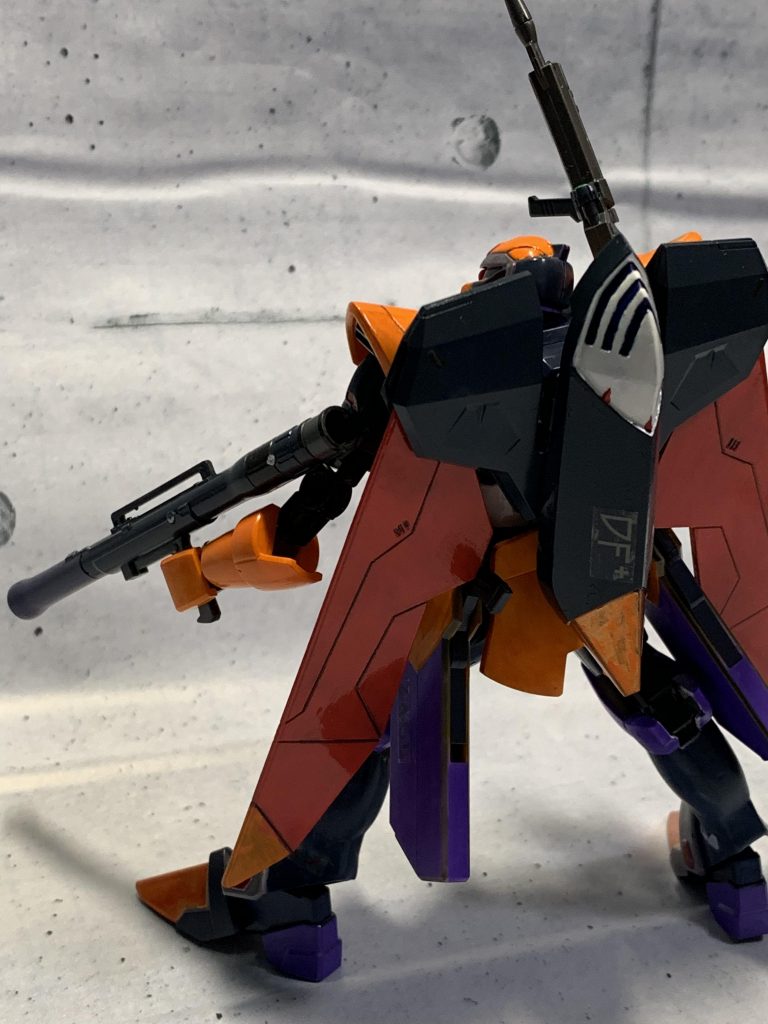 背面からも一枚。
ウイングをサーモンピンクに塗ったら…なんだかデスティニーっぽい風格も。