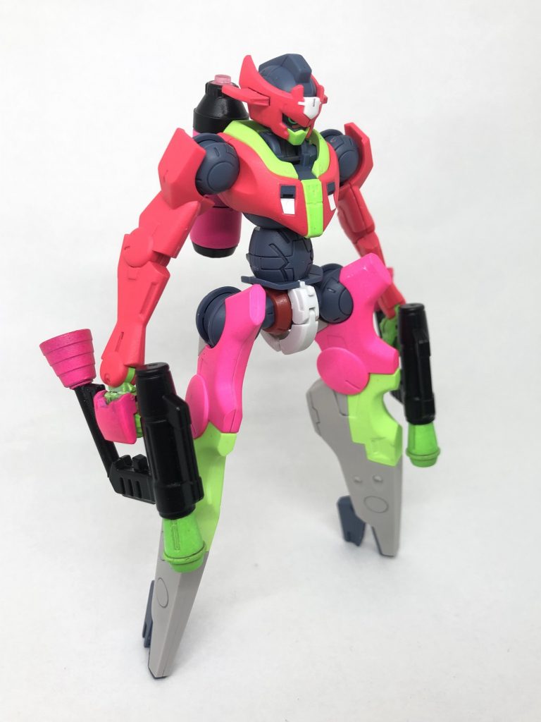 正面
マックナイフ本体は手首と干渉して邪魔なので腰の白い外装を削った以外弄ってないです。
カラーリングはスプラトゥーンっぽく一部変更してるぐらいです。