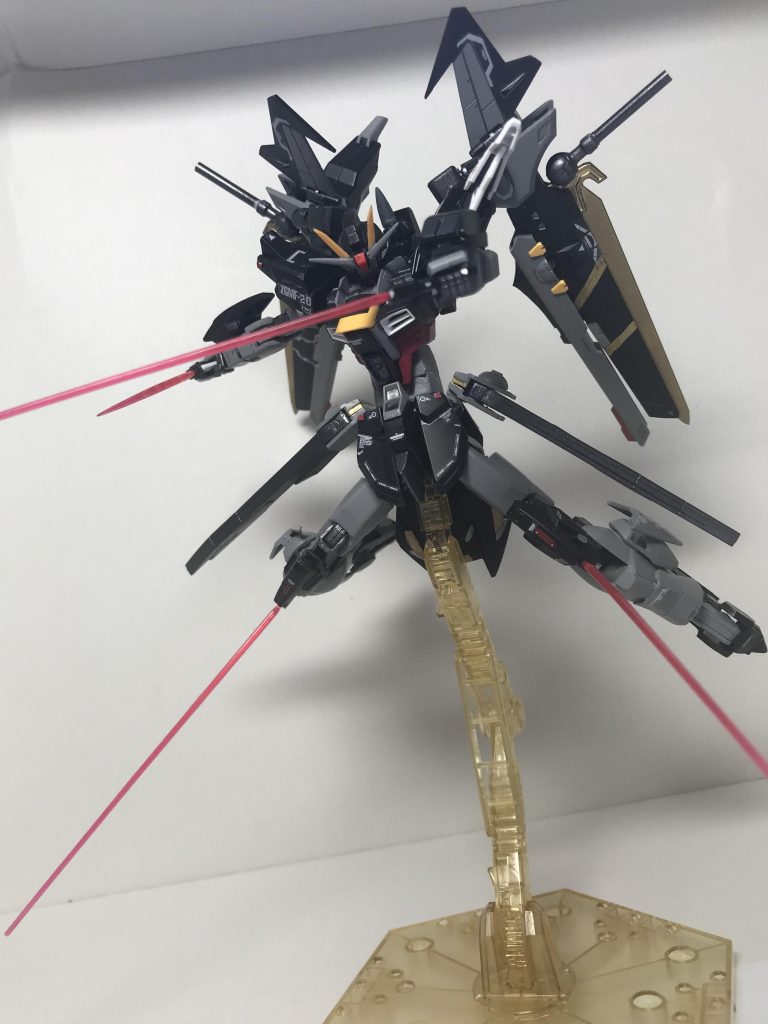 ビームサーベル&ブーメランで!
肩の突起はブーメランでジャスティスからとりました!一応インジャの感じを残したかったので足からサーベルが出るようにしました!