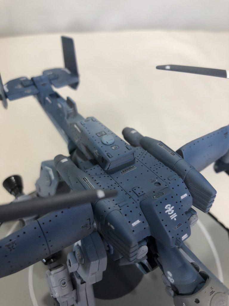 各部アップで。頭部はヘルメット風に。
飛行ユニットはピンバイスでリベットモールド入れてみました。
