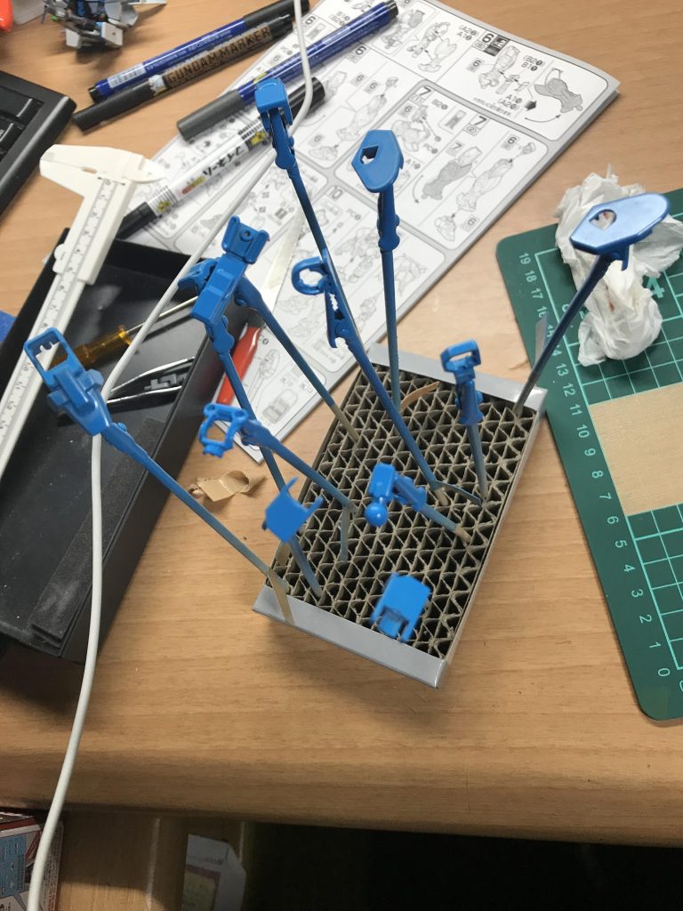 パーツ(乾燥済み)を回収した時の画像です、初めてのスプレー塗装だったので塗れてないところとかもありますがご了承ください