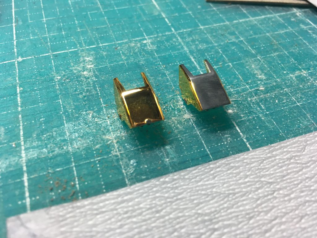 まず最初にゲート跡のある面を全部削ります。(もったいない)
ここ結構綺麗にしなきゃです。2000番までヤスリました。