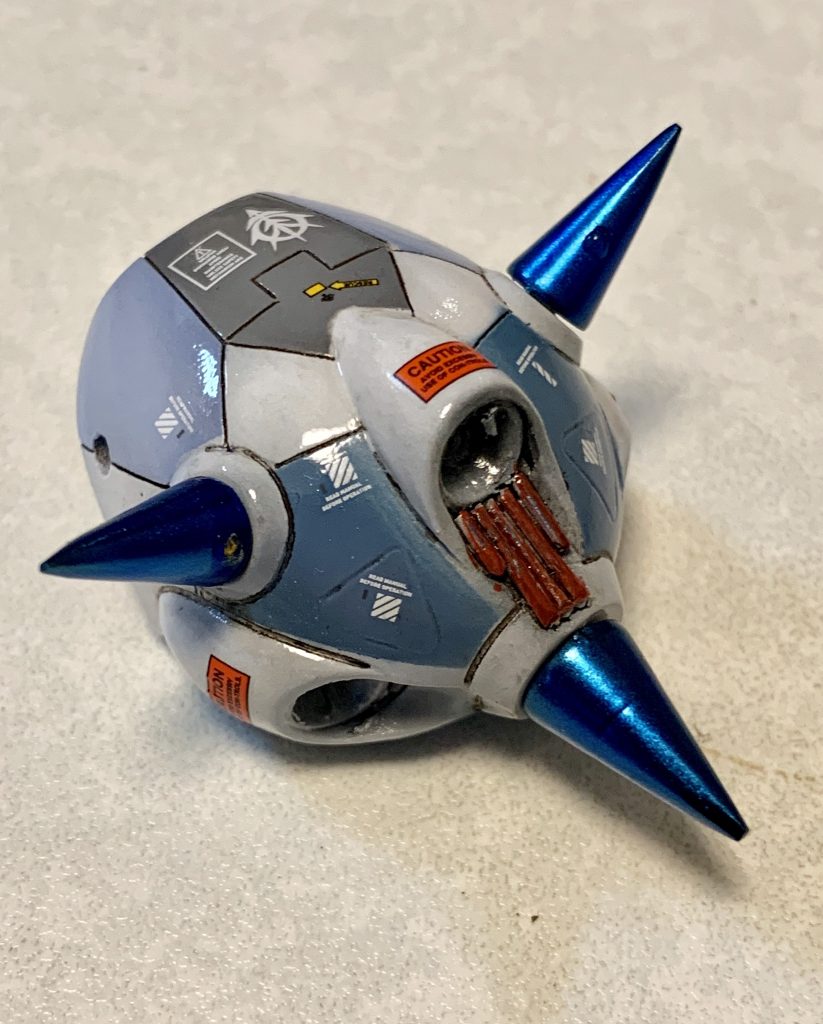 各所にスジ彫りを行い、パネルごとに塗り分け。