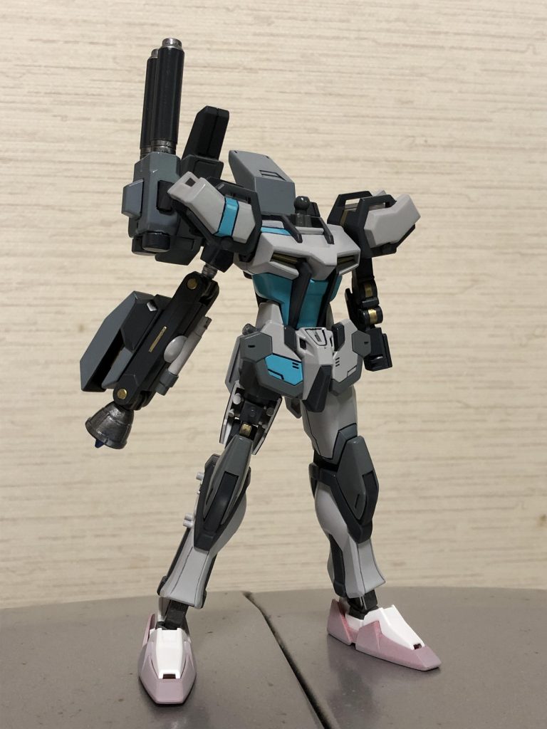 塗り塗り……タミヤの缶スプレーのみでの塗装だったので、色分けのマスキングがなかなか大変でしたね・・・特に水色のラインの配置が結構悩みました。ラインの位置は他のストライクシリーズと同じなんですが、各部がストライクと別パーツだったのでその辺がですね………汗ただ、3/31に池袋で開催された展示会で、塗り分けを褒めていただいた時は嬉しかったです(o^^o)