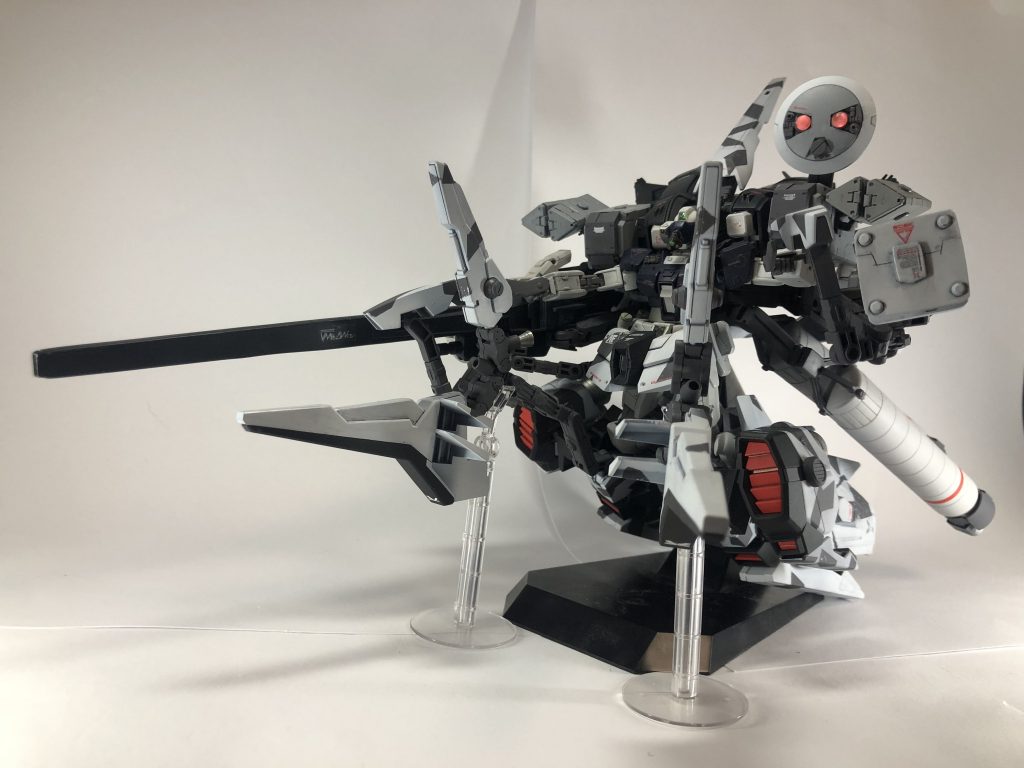 コクピットの外から声が聞こえる。おやっさんの声だ。
何?今度はクローアームの展開してくれって?
相変わらず人使い荒いな。
そう思いながらクローアームの展開させていたら。アナハイムからの出航の整備士がコクピットブロックに向かい話しかけてきた。
「クローアームにはビーム砲も内蔵されており、一般的なビームキャノン並みの威力があります。それと、クローアームのクロー部分を切り離し有線でのコントロール制御が可能となります。」