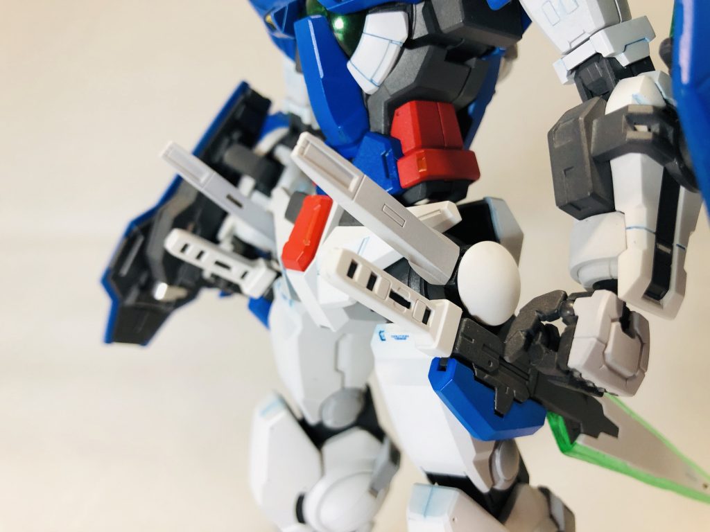 腰のウェポンラックはショートソードを下に付ける事で脇腹部分に干渉する事なく開脚が可能。脇差を下げる侍のように見え尚良い。 

旧エクシアの武器は、リペア2で新調されたGNソード改と外観を合わせたかったので、UVレジンで型取りしたものをクリアグリーン→蛍光グリーンで塗装しました。



GNソードPlus