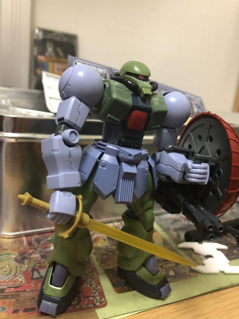 リバイブギャンの腕をザクII改に接続する方法を考えついた時はとても嬉しかったです。この写真を撮った時は嬉しさで冷静でなかったのですが、今見るとかっこ悪い気がしますね。