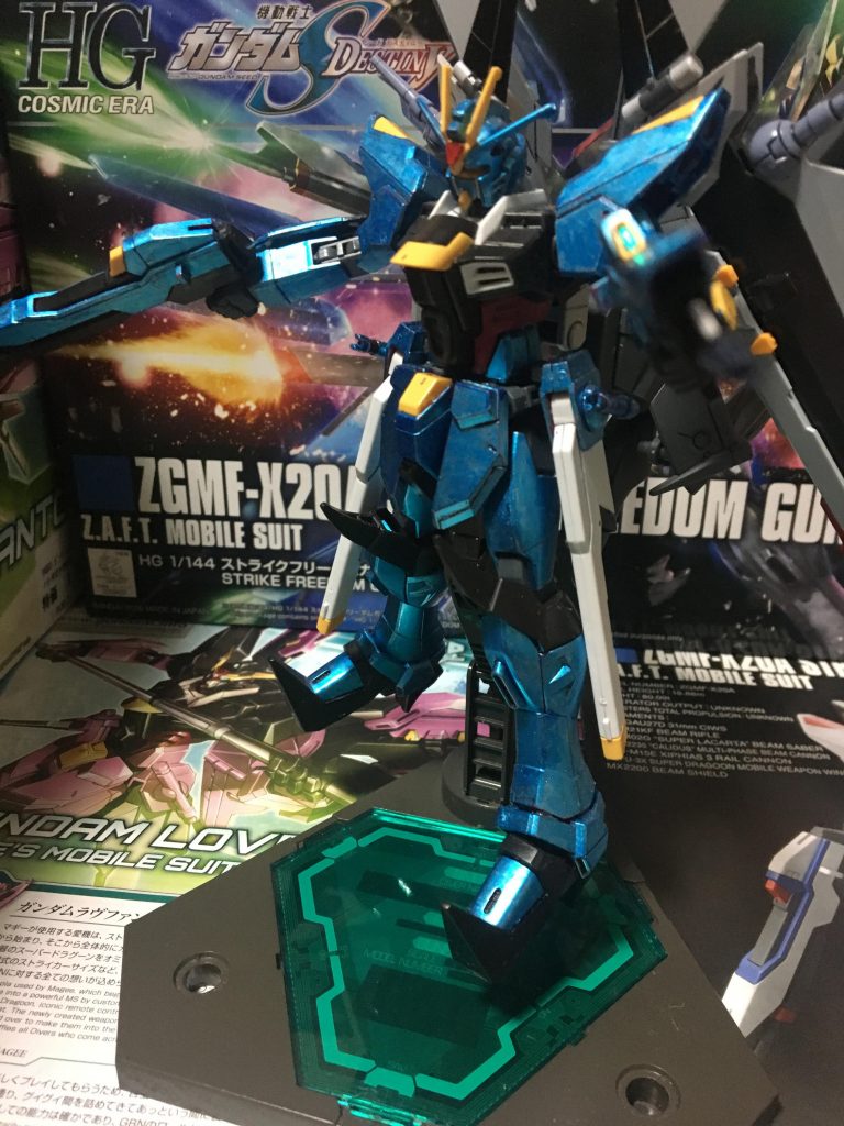 また、全体のバックパックについては、ガンダムジーエンアルトロンの背の部分を取り、ストライクフリーダムの象徴であるドラグーンシステムを復活に、スーパードラグーンの代わりにヴレイブドラグーンの使用が可能なノーネイムライフル のXコネクトモードを採用しました。ちなみにバックパック全体についてはそのまま装着しようとしたら、重くて装着が簡単にできませんでしたので、ジーエンアルトロンの指す部分を接着剤で少し長くして、装着しました。