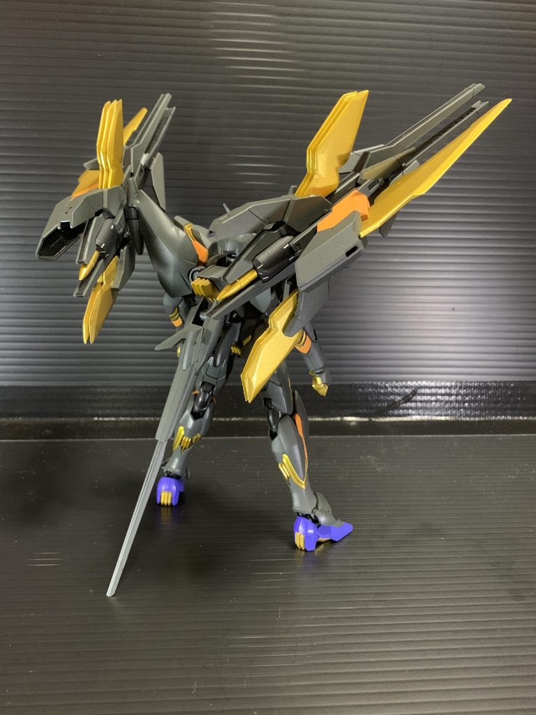 さすがに自立はできなくなっちゃいましたが尻尾のおかげでなんとか…
配色はクロノスを意識しつつ紫を足してます。クロノスの黒って真っ黒じゃなくてグレーっぽいような緑混じったような微妙な色してるように見えたのでなかなか調整が難しかったですね。