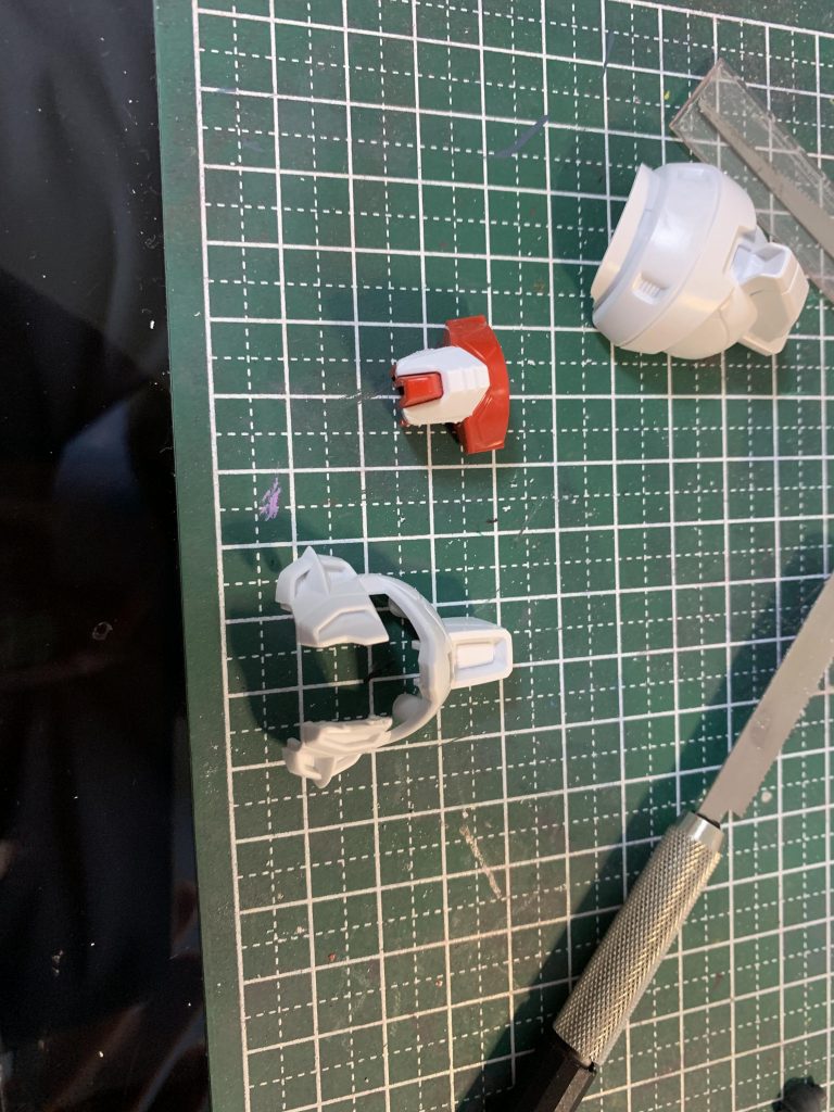 製作は約1か月で、頭はフェイス割して、さらにヘルメットを一度6等分して小型化。