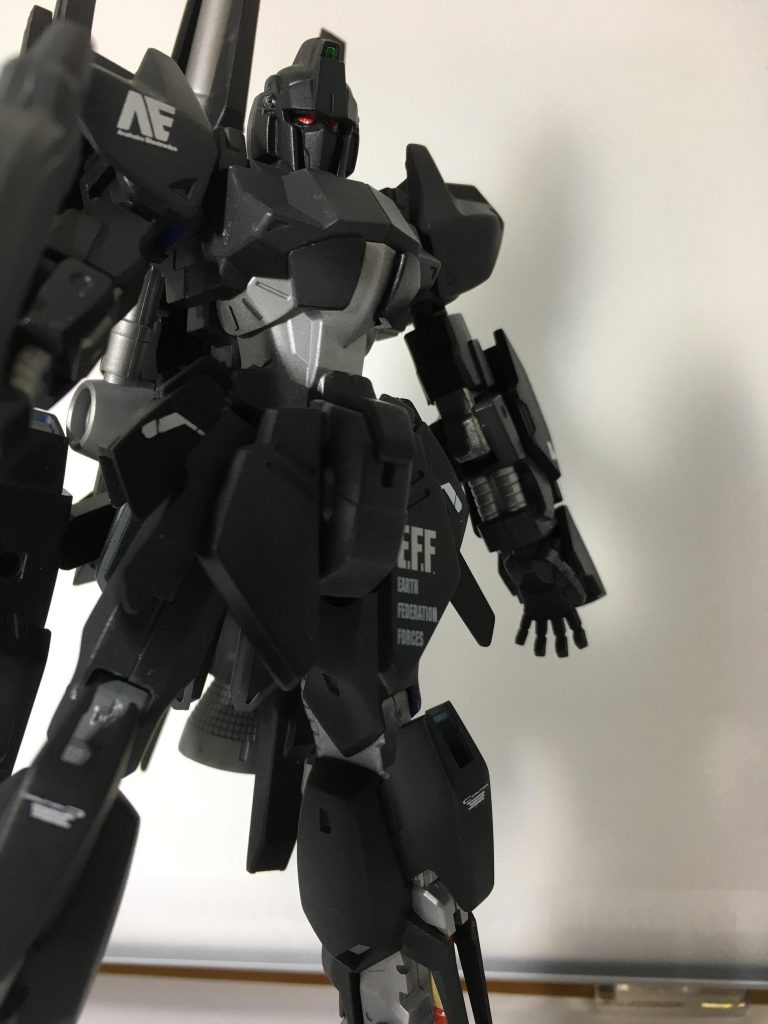 足の方を少し延長工作しましたが然程
実感が湧きません。難しい…
デカールは極力少なめにしました
ごちゃごちゃしてるのもなぁ〜なんて。