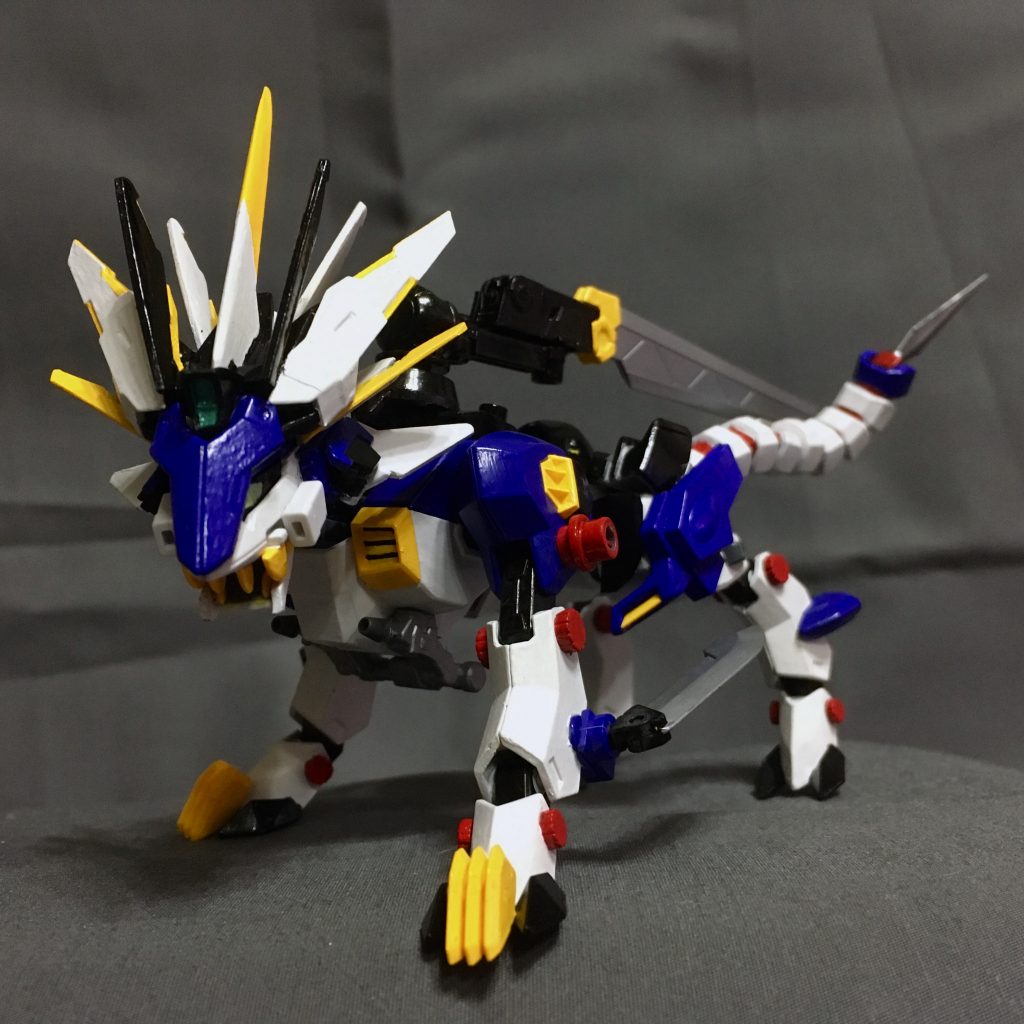 前脚にはライオン型ゾイドの必殺「ストライクレーザークロー」を繰り出すためのクローパーツを♪ 4脚タイプはポーズの変化が難しい…
