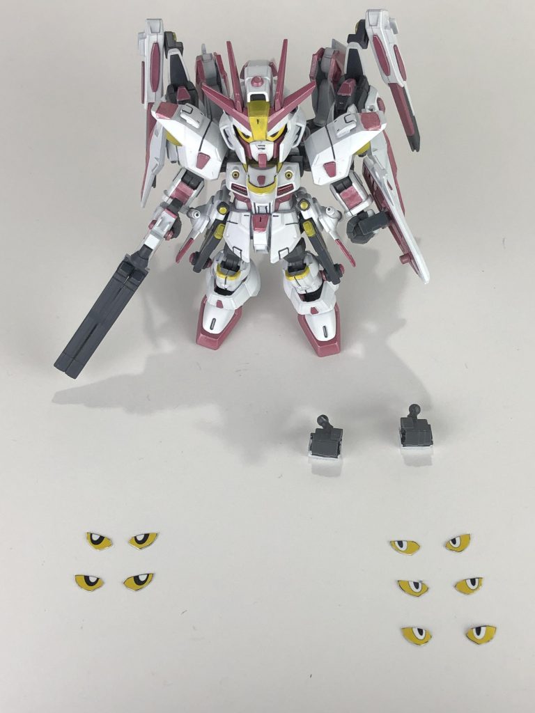 今回の改修はアンテナや顎を短くしたり、SDX1-GV-03 ガンダム ガブリラと同じように目のマグネット化、角度付き手首を作成しています。