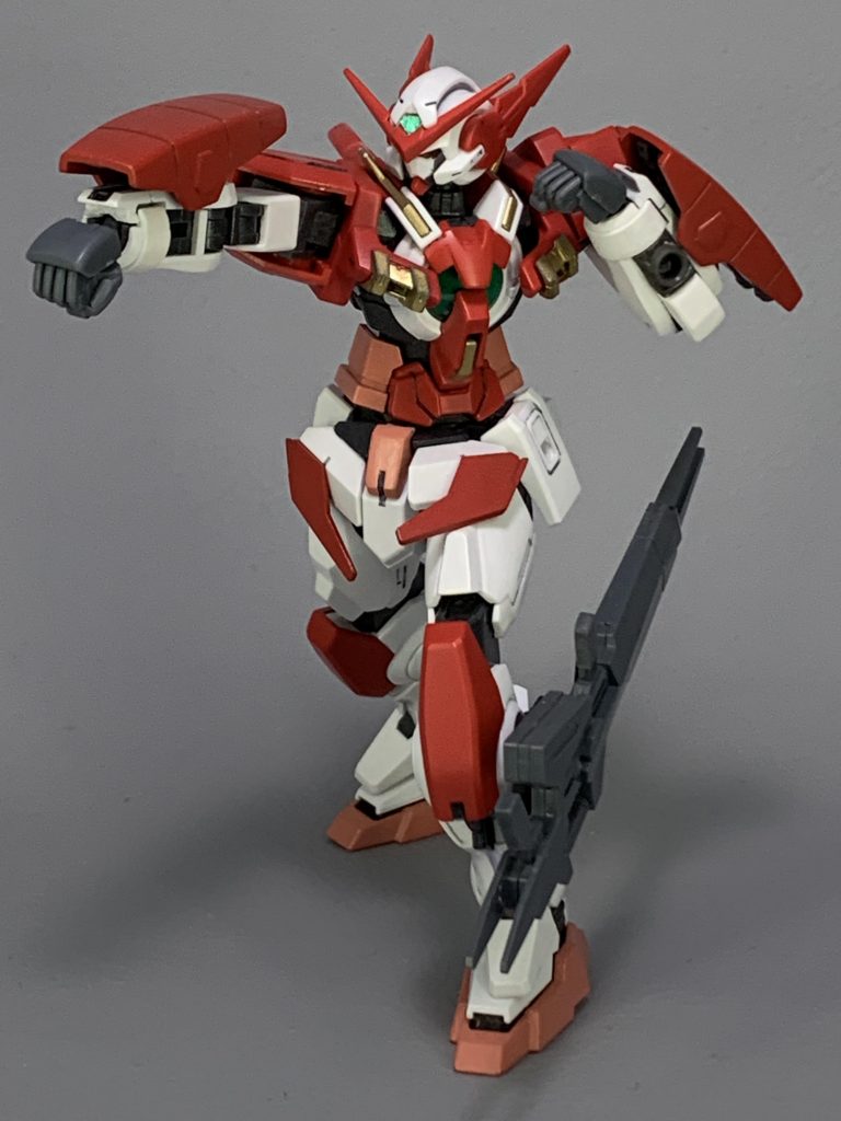 ガンダムアストレアRF4号機
形式番号:GNY-001RF-4/C
通称:アストレアC、アストレアクリムゾン など

概要
 格闘戦を意識して設計されたアストレアRF。フレーム強度が高く、特に腕部については、敵を殴っても損傷しないほど。
 赤い部分は他と比べて防御力が高く、戦闘時にはこの部分で敵の攻撃を受けながら接近し、強力な一撃を叩き込む戦いを得意とする。
 両腕部に備えられた装甲は、増加装甲としただけでなく、スラスターやGNコンデンサーを内蔵することで格闘技の強化にも使われる。またこの装備にはGNバルカンが二門備えられており、本体の一門と合わせて、計三門の砲口を持つ。さらにこれらを連動させることで、小型のトライパニッシャー『GNショット』を使うことができる。これは射程は短いが、チャージすることによって、威力や速度を変化させることができる機能を持つ。

備考
 アストレアクリムゾンこと、アストレアCです。上述のアストレアLと対になるように制作しています。
 色はダブルオーインスペクションをモチーフにしています。
 結構ガシガシ動かすので、設定だけでなく、リアルでもかなり頑丈です（笑）