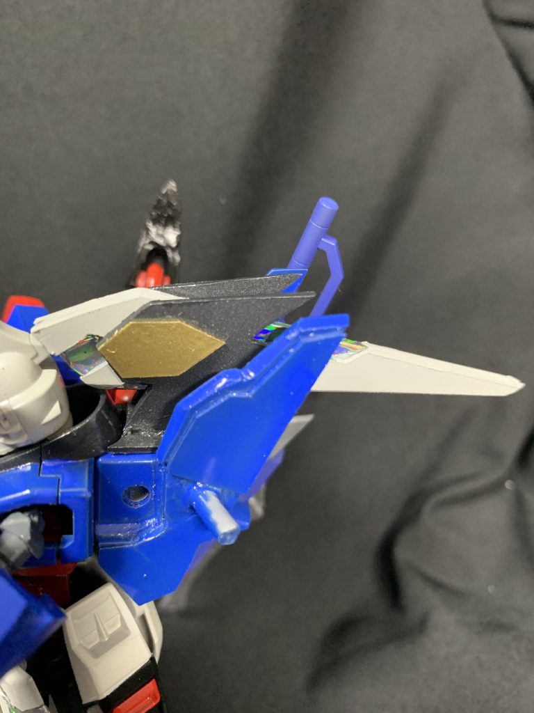 本機バックパックに増設されたスタビライザーは、高起動状態における機体の姿勢制御のサポートと、D.S.S.Dの技術を応用したものを使用した事から、更なる超加速の起爆剤とも言えるレーザー推進のコアユニットとなっている