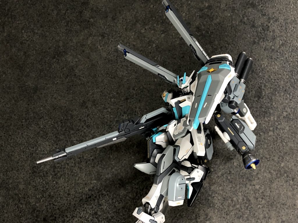 本機の立ち回りとしては、長距離からの先制攻撃後に近接格闘機支援のため中距離へと以降、(その際、接近戦を考慮して近接武装も装備されている。)また中距離での使用が困難な高エネルギー支援火器もパイロットとの相性によりその欠点を補っている。 カラーリングはホワイトグレーにコーラルブルーのアクセントを採用、VPS装甲の電圧制御にて局所展開を可能としている。搭乗者はサーニャ=ヴァレンシュタイン=ドレッセル(オーブ軍 第103独立技術開発兵装試験中隊 ストライクヴァルキュリーズ所属 。階級は二尉)。