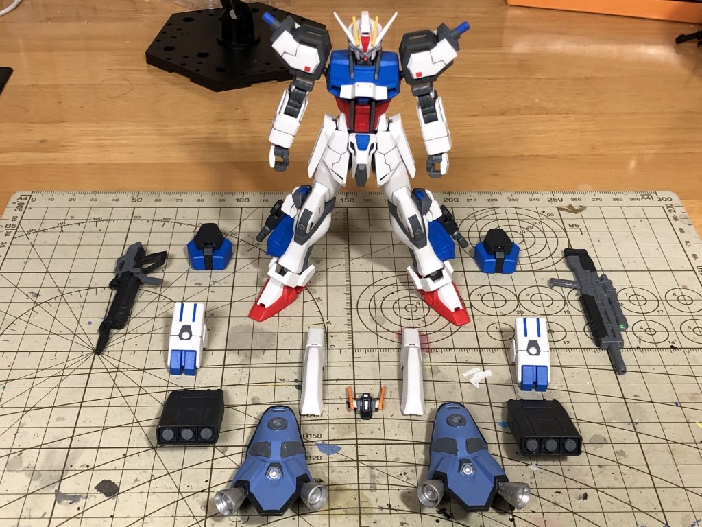 武装を全て外した状態。
両肩のハードポイントはAGEシリーズの肩の接続軸を流用。足の方もAGEシリーズのパーツを使い、接続はバインダーガンのものを使用しています。