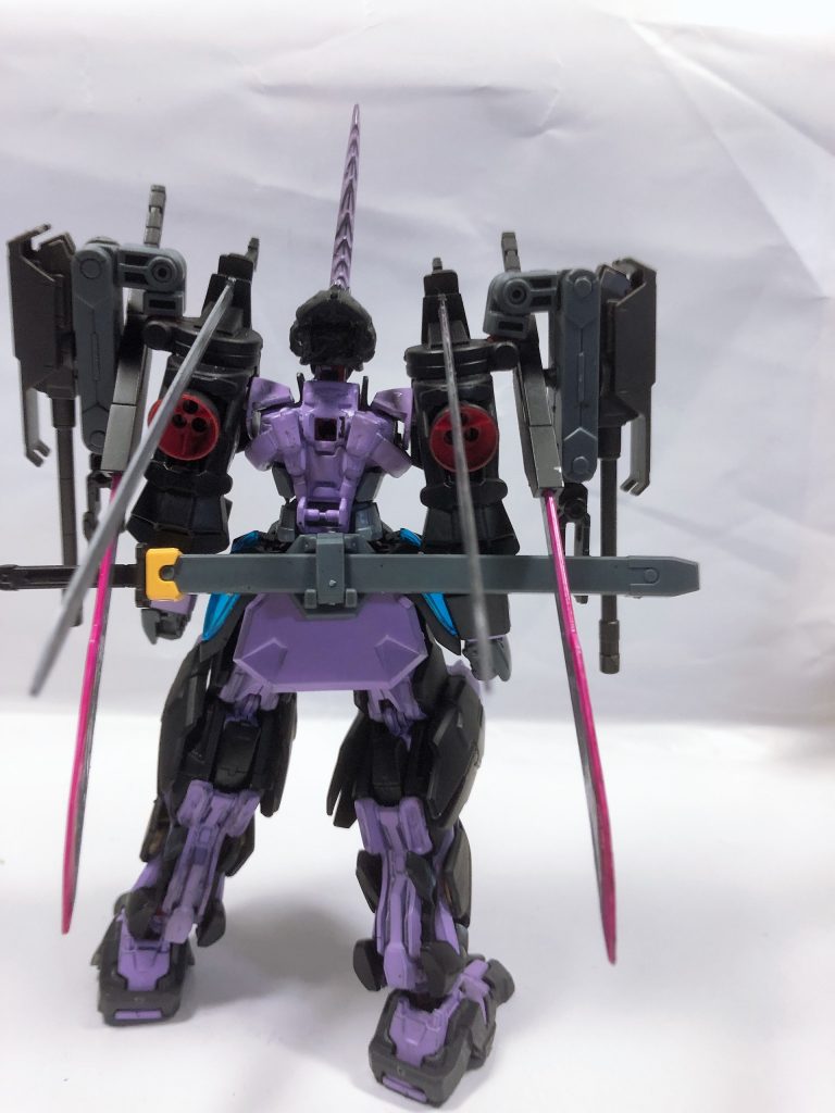 後ろ
足は鎧武者っぽくしたかったのでヘルムヴィーゲリンカーの装甲がぴったり装着できたのでそのままパテで接着しました