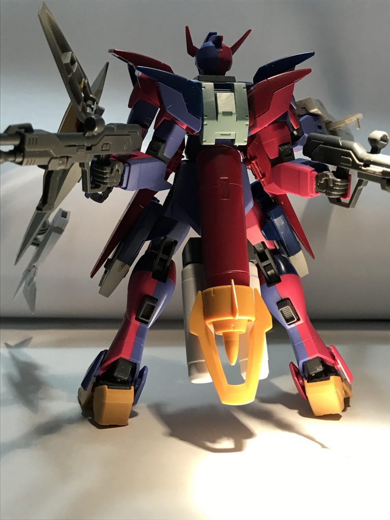 背面から。背面の両手の武器は余剰パーツのライフルを使用。バックパックはダブルオースカイHWSの余りを使用しました。