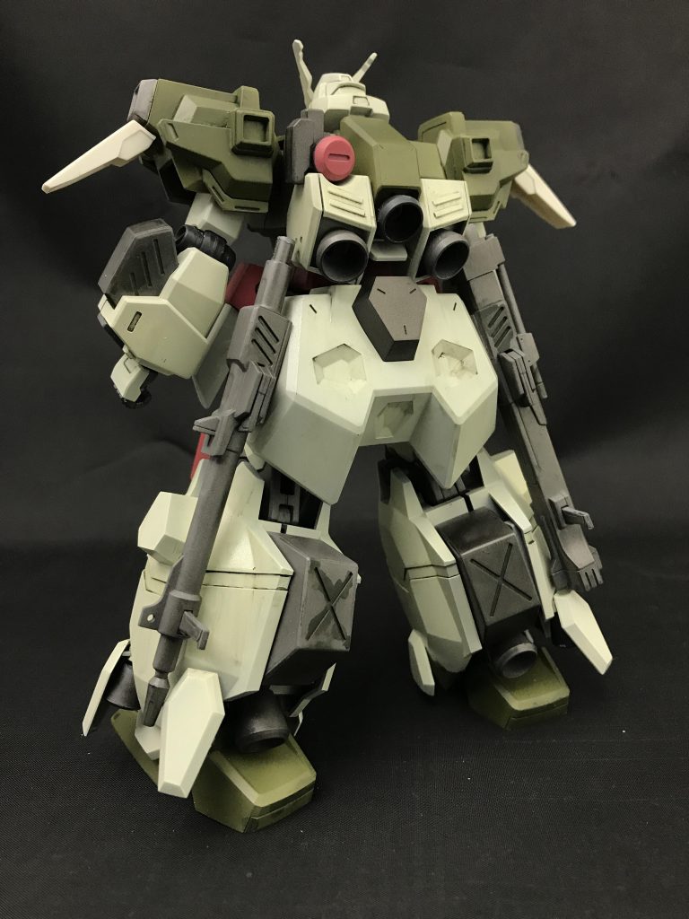 機体背部。重厚なPS装甲であるため、実弾兵器はおろか、当時使用されていたビーム兵器でも損傷し得る物は数えるほどしかない。