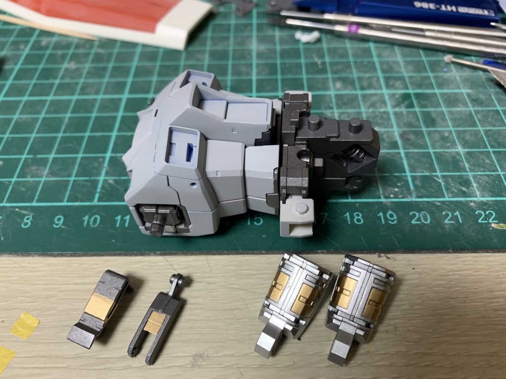 内部フレームは焼き鉄色とゴールドで塗り分けてます。