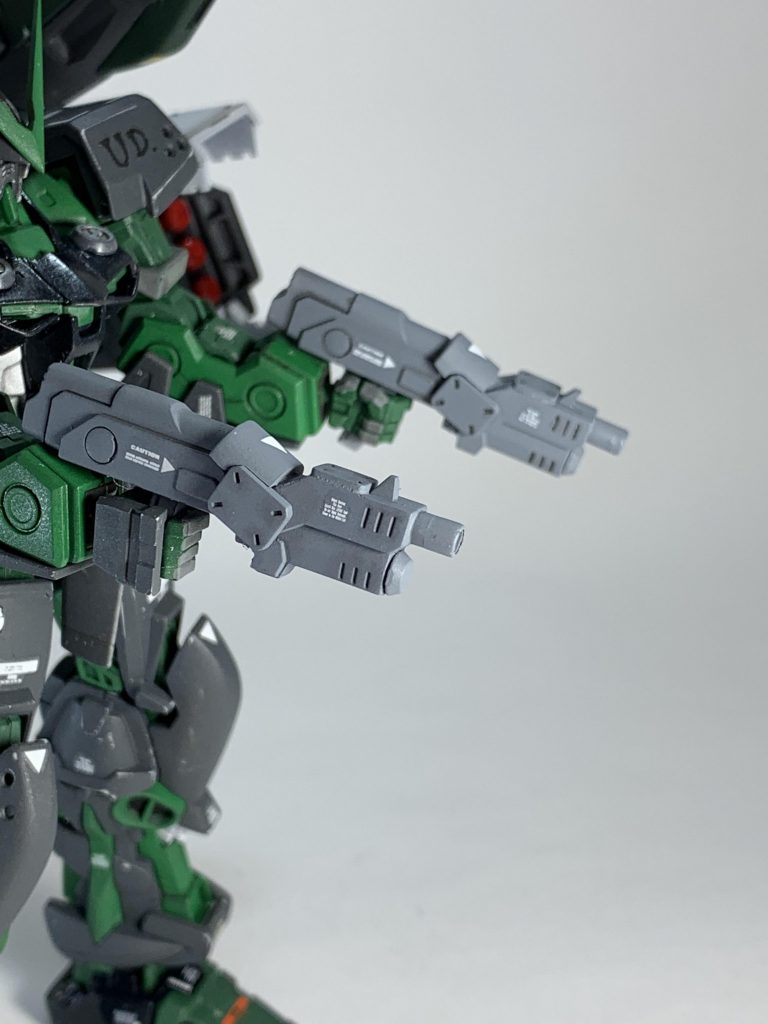 ショートビームライフル:シグレ
近距離用ビームライフル。威力よりも速射、連射に重点を置いており敵機に接近された際の迎撃やガトリングで処理しきれないミサイルの破壊などに使用される。内部でエネルギー調節が可能で、最大出力時は通常クラスの弾を、低出力であればマシンガンのように連射も可能。