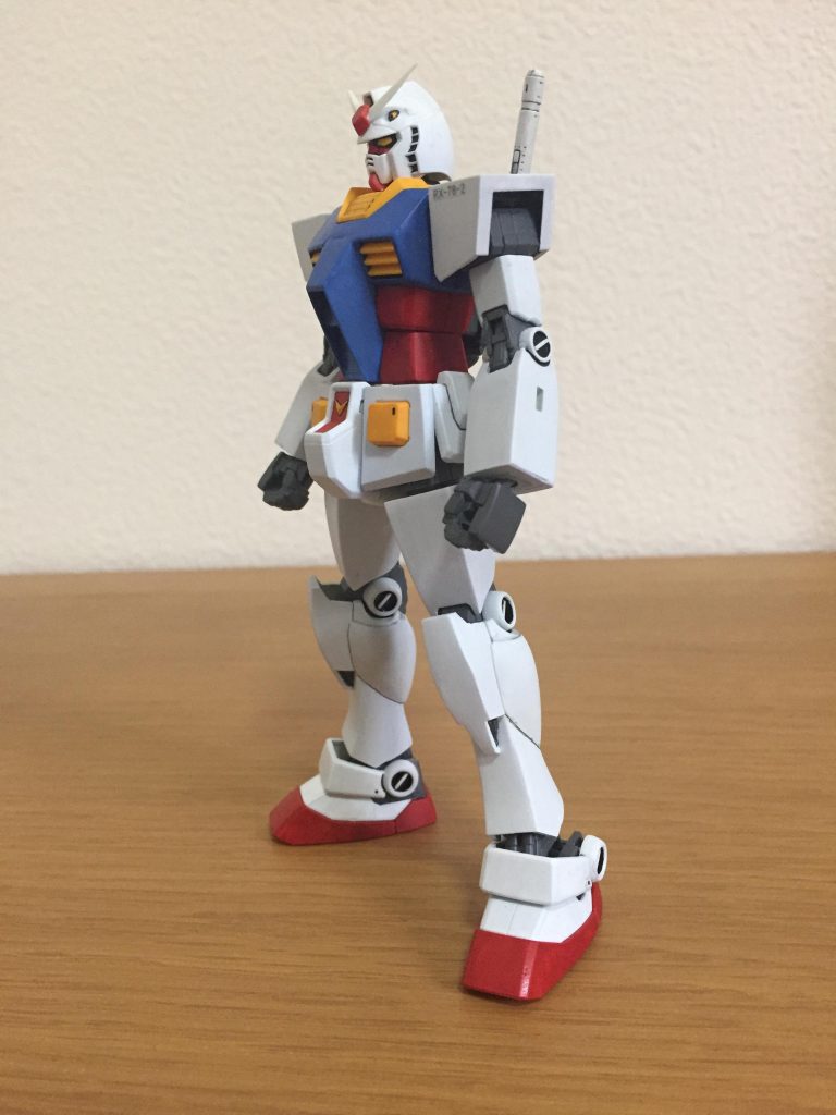 モールドはほぼ消しました。
改造箇所は肩アーマーのシンプル化、腕の形変更、コックピットハッチの延長、太ももの形変更、スネのアーマーの形変更、といったところでしょうか。