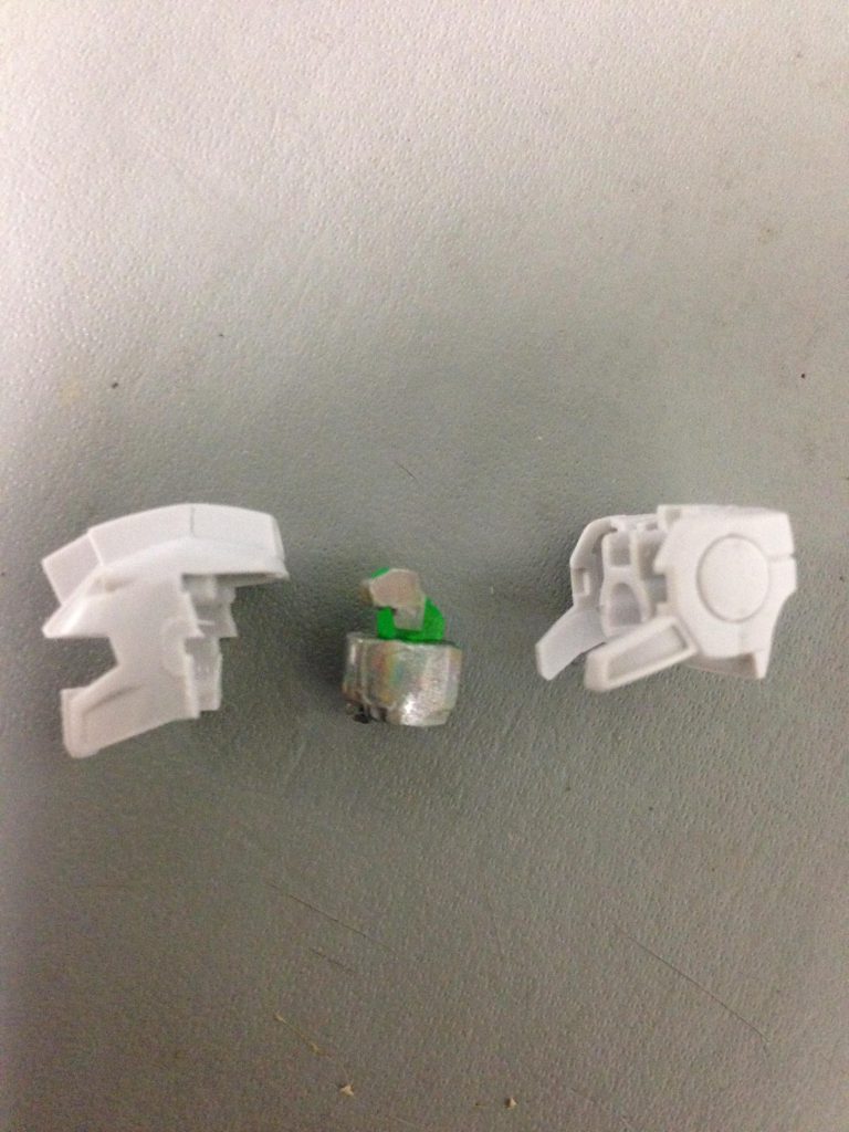 バイザー部分はラピーテープを貼ってます。