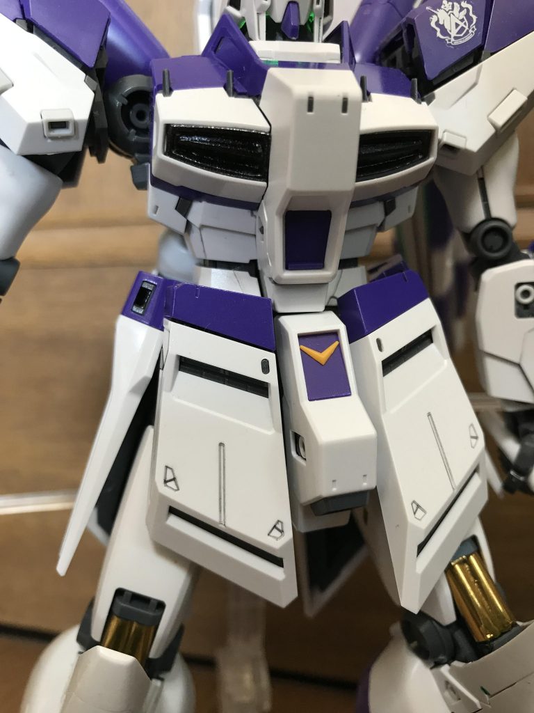 胸のダクト部分は黄色からクレオスさんの黒鉄色に変更。メタリック系の色はのりにくいということを知らず、何度も塗り重ねました(笑)