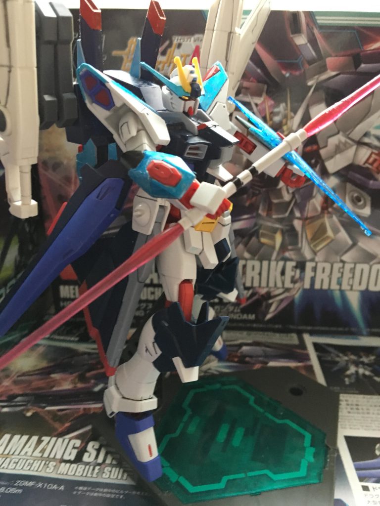 ビームサーベルとの展開時
ラヴファントムについては、バックパックのカマーの部分を平べったくして、ブレイドにするパターンを確認することが何度か見かけるとラヴファントムの不満な部分があるだなと感じましたし、元のストライクフリーダムと違って、ラヴファントムについては接近戦対応で、武装が少ないです。もし、ストライクフリーダムとガンプラバトルをやったら、ドラグーンシステムや複数の遠距離攻撃でやられる可能性がありますし、いざとなったら、防ぐためのシールドも必要と考えたほうがよいですね。