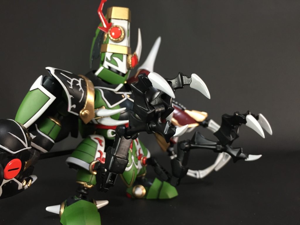 懐に入れた時のために膝に隠し腕を仕込んでいる狡猾さも持ち合わせる。